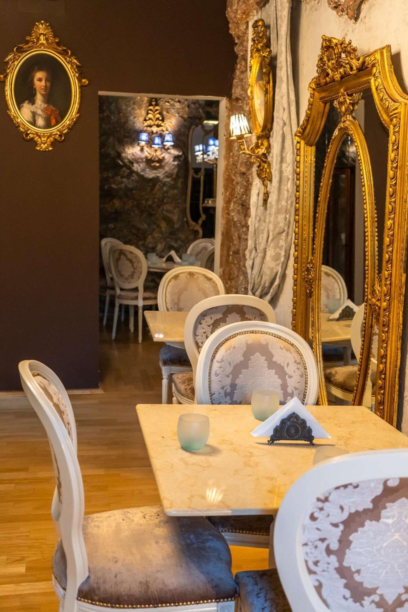 Conacul Coroanei Luxury Boutique Hotel Бухарест Экстерьер фото