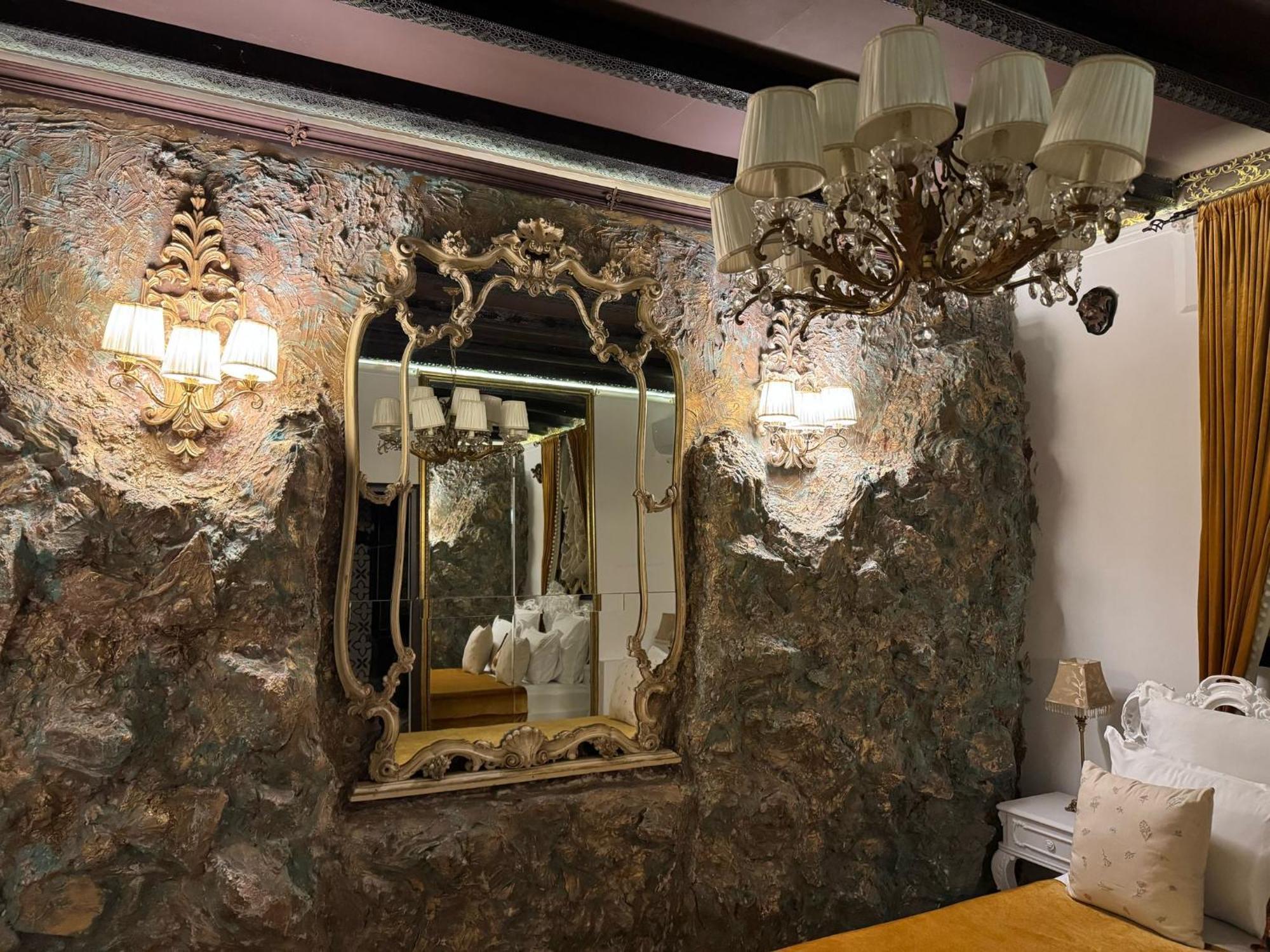 Conacul Coroanei Luxury Boutique Hotel Бухарест Экстерьер фото